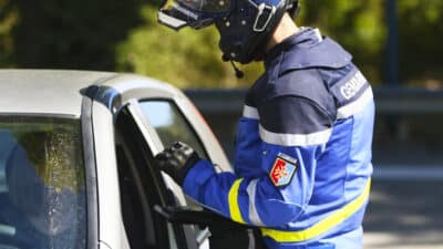 4 500 €, 2 ans de prison et confiscation de véhicule pour tous les automobilistes qui conduisent alors que des proches les ont signalés inaptes
