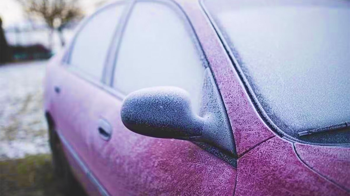 Automobilistes : 5 objets à ne surtout jamais laisser dans votre voiture en hiver au risque de dangers