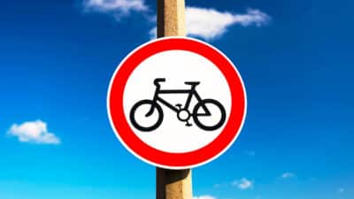 Automobilistes : amende de 135 € à cause de ce panneau de signalisation qui cache une nouvelle règle