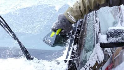 Automobilistes : cette amende très salée que vous risquez quand vous dégivrez votre voiture