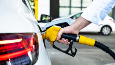 Automobilistes : offre inédite de carburant à prix coûtant dans ces 2 supermarchés avant Noël