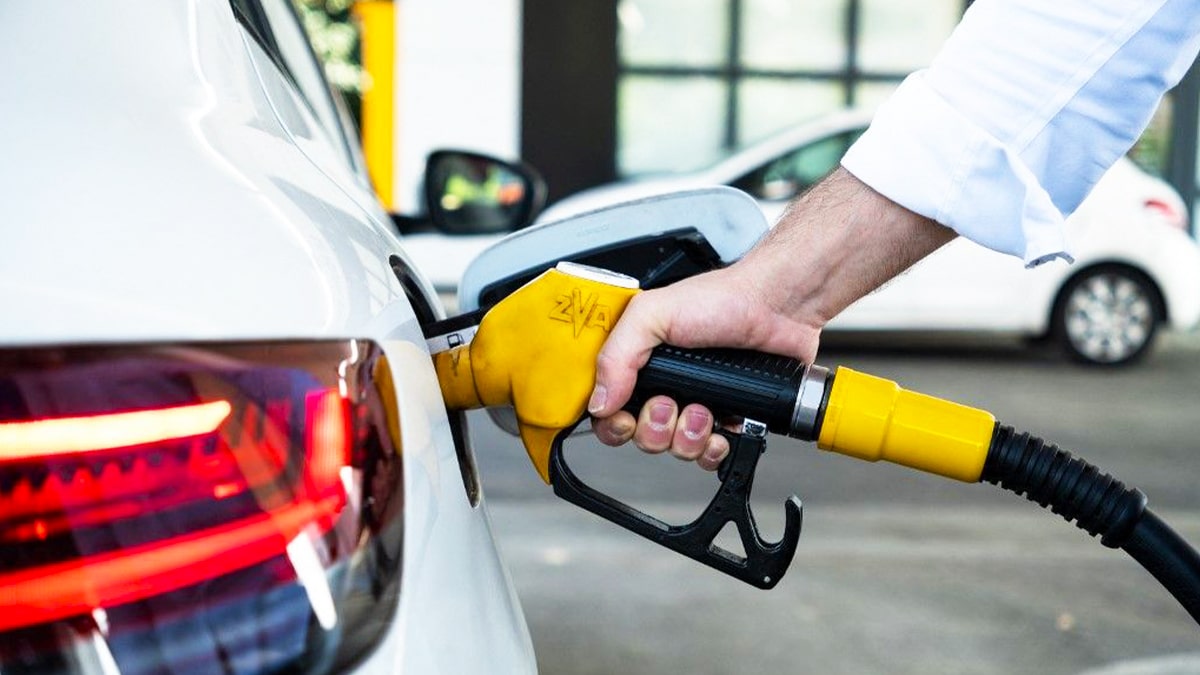Automobilistes : offre inédite de carburant à prix coûtant dans ces 2 supermarchés avant Noël