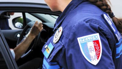 Ce geste anodin que tous les conducteurs font en voiture peut valoir une très lourde sanction