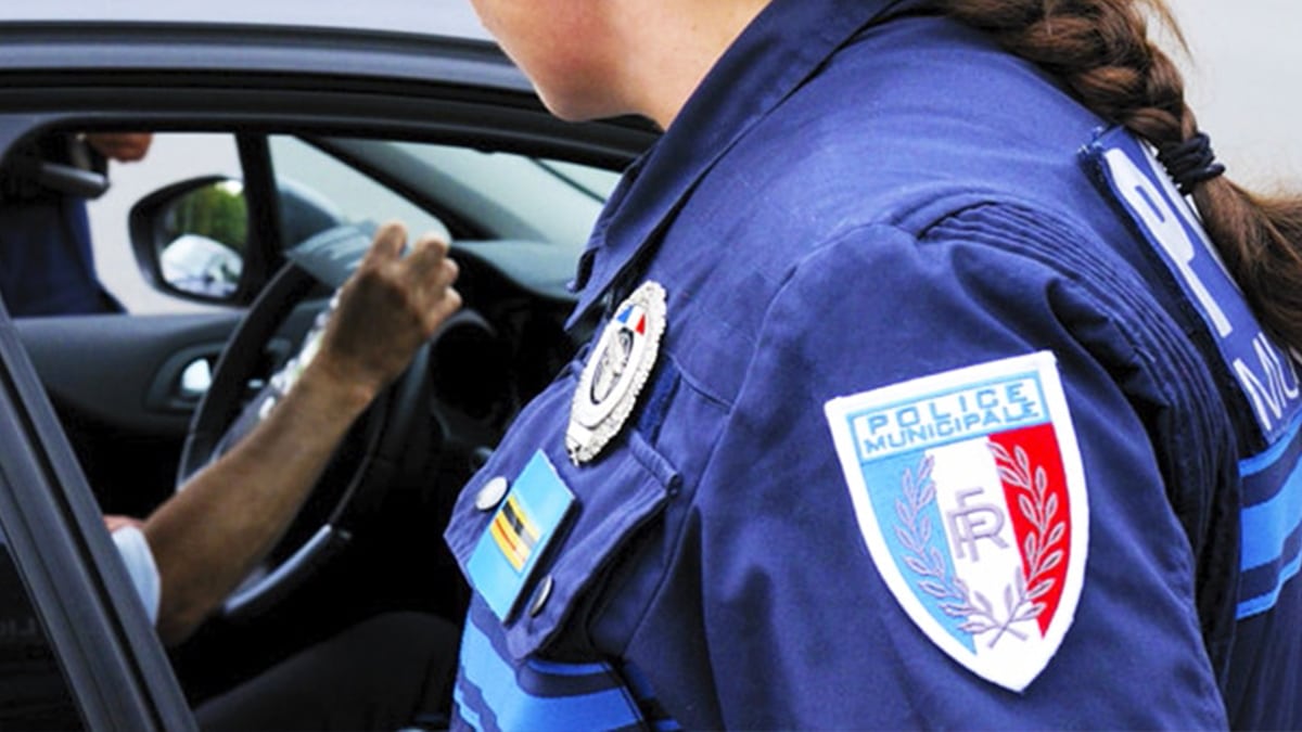 Ce geste anodin que tous les conducteurs font en voiture peut valoir une très lourde sanction