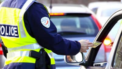 Ce geste courant et anodin des automobilistes peut coûter très cher, l’amende est salée