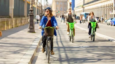 Ce geste obligatoire que tous les cyclistes oublient de faire est dangereux et peut coûter très cher