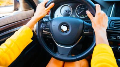 Ce réflexe que tous les conducteurs ont avec leur voiture à l’arrêt peut coûter une véritable fortune