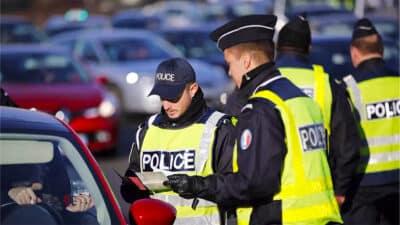 Ces 3 habitudes anodines des automobilistes au volant sont illégales et peuvent coûter jusqu’à 750 € d’amende