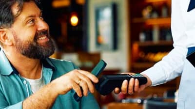 Cette arnaque à la carte bancaire dans les restaurants fait d’énormes dégâts en France