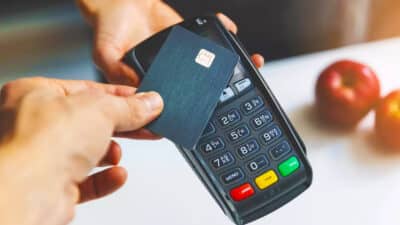Cette arnaque indétectable au paiement sans contact fait rage, attention à la CB dans vos poches ou sacs