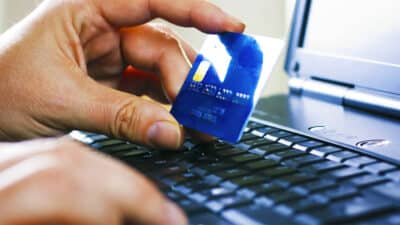 Cette arnaque sournoise et bien ficelée peut vider votre compte bancaire : faites très attention