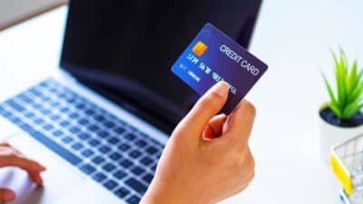 Cette arnaque virulente et bien rodée vide votre compte bancaire, la police lance l’alerte