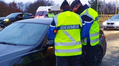 Cette fraude redoutable vise les automobilistes: "ils se font arnaquer de 3 000 € sur le bord des routes"