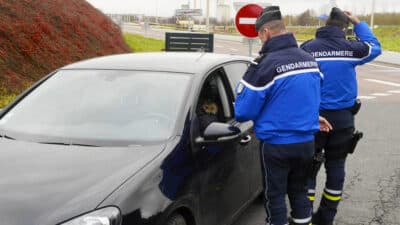 Cette lourde amende méconnue que les automobilistes encourent à cause de leurs phares en hiver