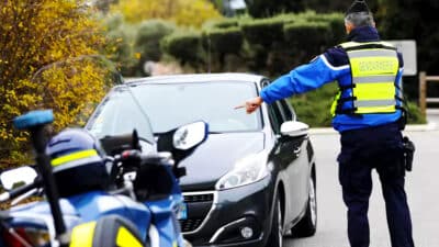 De nombreux conducteurs le font au volant, pourtant vous risquez une contravention sans le savoir