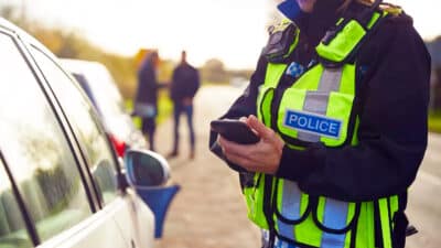 De très nombreux conducteurs le font sur leur véhicule, or ils risquent une amende de 750 €