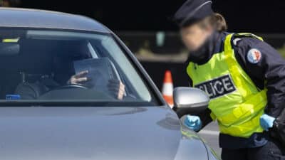 Double sanction, lourde amende et retrait de points pour les automobilistes à cause de cet accessoire au volant
