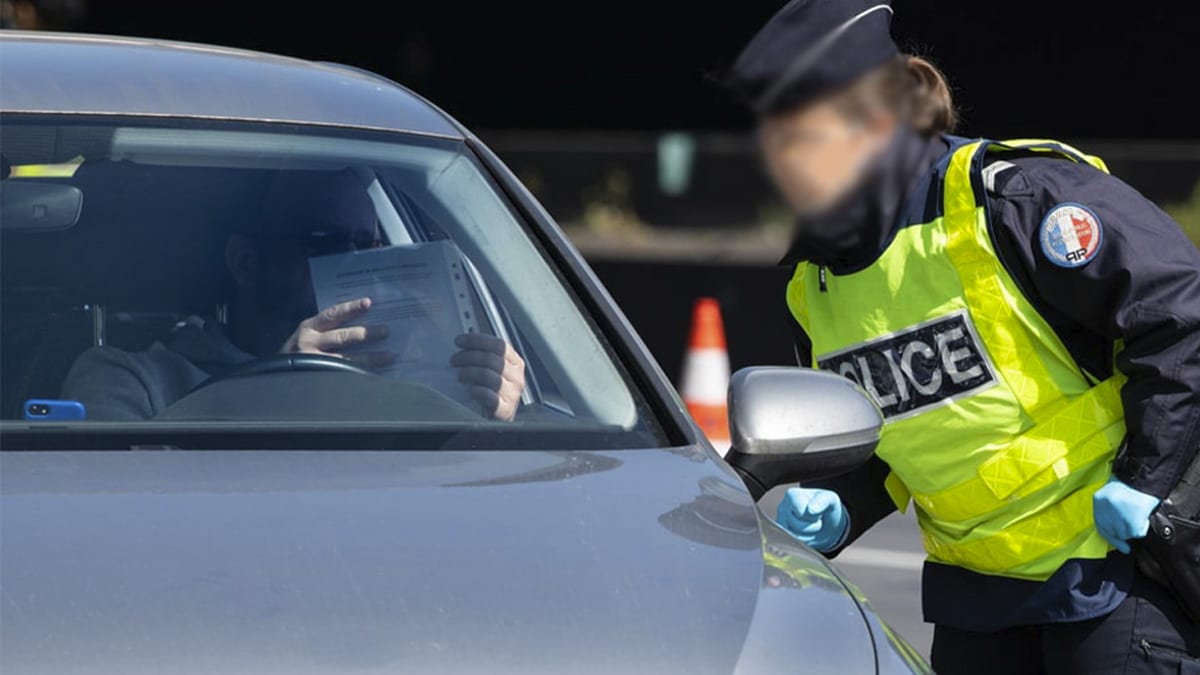Double sanction, lourde amende et retrait de points pour les automobilistes à cause de cet accessoire au volant