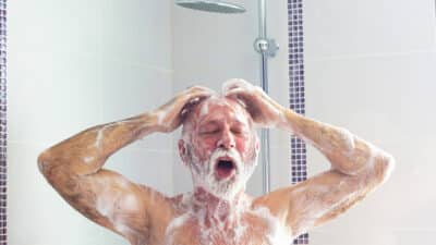 Hygiène et santé après 60 ans: le nombre de douches que vous devez vraiment prendre par semaine