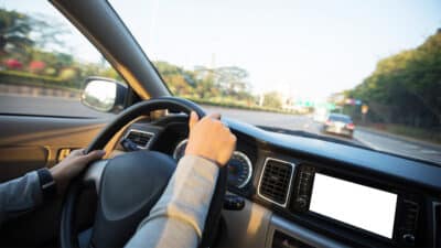 La poignée hollandaise : ce geste que les automobilistes doivent connaître, il peut sauver des vies