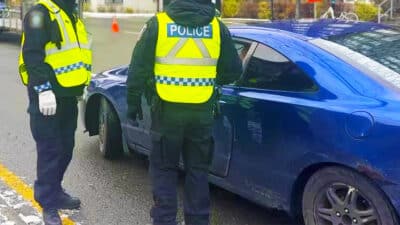 L’amende méconnue de 135 € qui attend les automobilistes qui font ce geste avec leurs phares