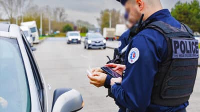 L’erreur courante que font les conducteurs avec leurs feux de détresse peut valoir une amende de 135€