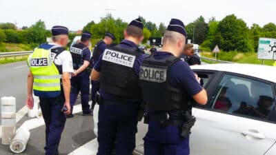 Les automobilistes ne savent pas que cette pratique est interdite même à l’arrêt, l’amende est salée