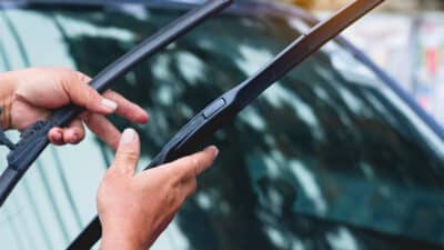 Si les essuie-glaces de votre voiture sont relevés, voici le message inquiétant qu’il signifie
