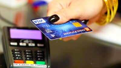 Tout le monde se fait piéger par cette arnaque redoutable à la carte bancaire, ne tombez pas dans le panneau
