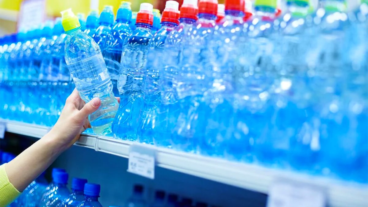 10 eaux en bouteille en France contaminées aux microplastiques, une nouvelle étude lance l’alerte