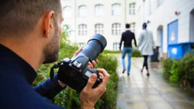 5 signes infaillibles qui révèlent un début d’infidélité, selon les détectives privés
