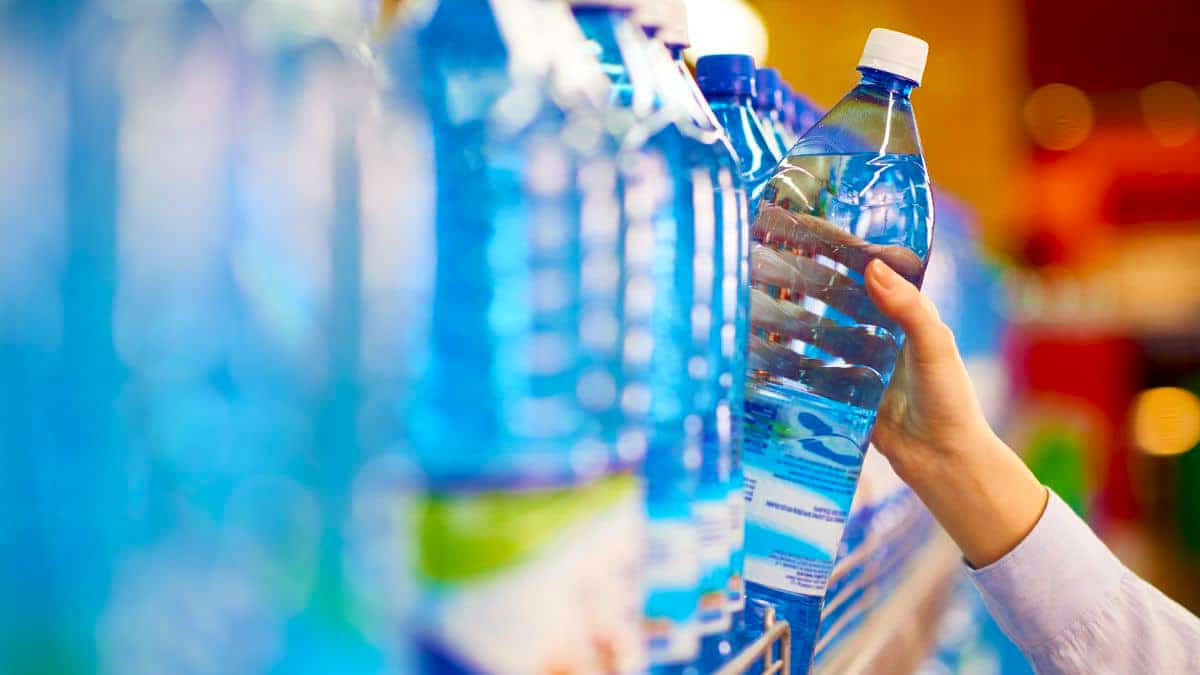 Attention si vous buvez de l’eau en bouteille: les chercheurs demandent d’arrêter tout de suite selon leur étude