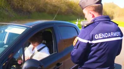 Ce geste anodin des automobilistes au volant peut valoir 135 €, 3 points et 3 ans de suspension du permis