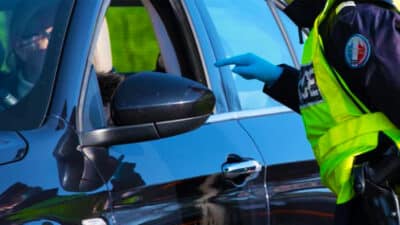 Ce réflexe que nous avons tous en voiture est passible d’une amende salée