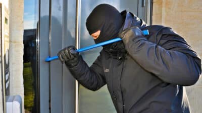 Ces astuces de génie pour éloigner à coup sûr les cambrioleurs de votre logement