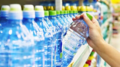 Cette célèbre marque d’eau en bouteille en supermarché serait contaminée à l’arsenic