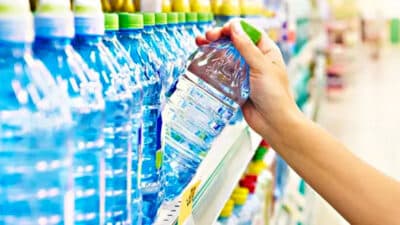 Cette eau en bouteille que nous buvons tous est la pire de toutes à consommer selon des experts