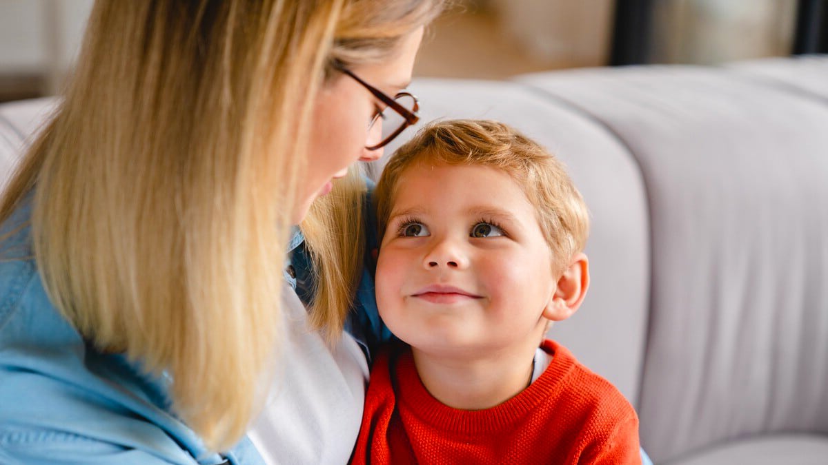 Cette habitude courante de tous les parents est à bannir devant les enfants, selon les experts