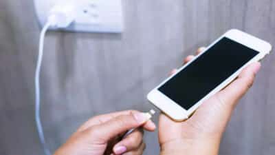 Charger votre téléphone dans cet endroit peut être fatal : comment éviter la tragédie