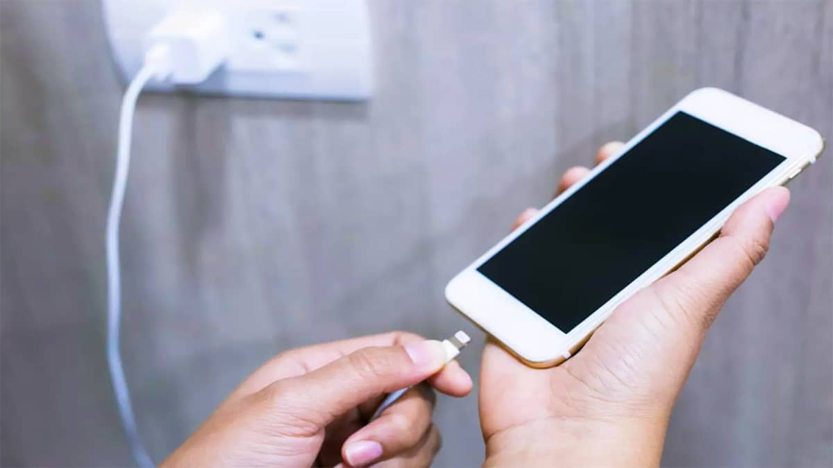 Charger votre téléphone dans cet endroit peut être fatal : comment éviter la tragédie