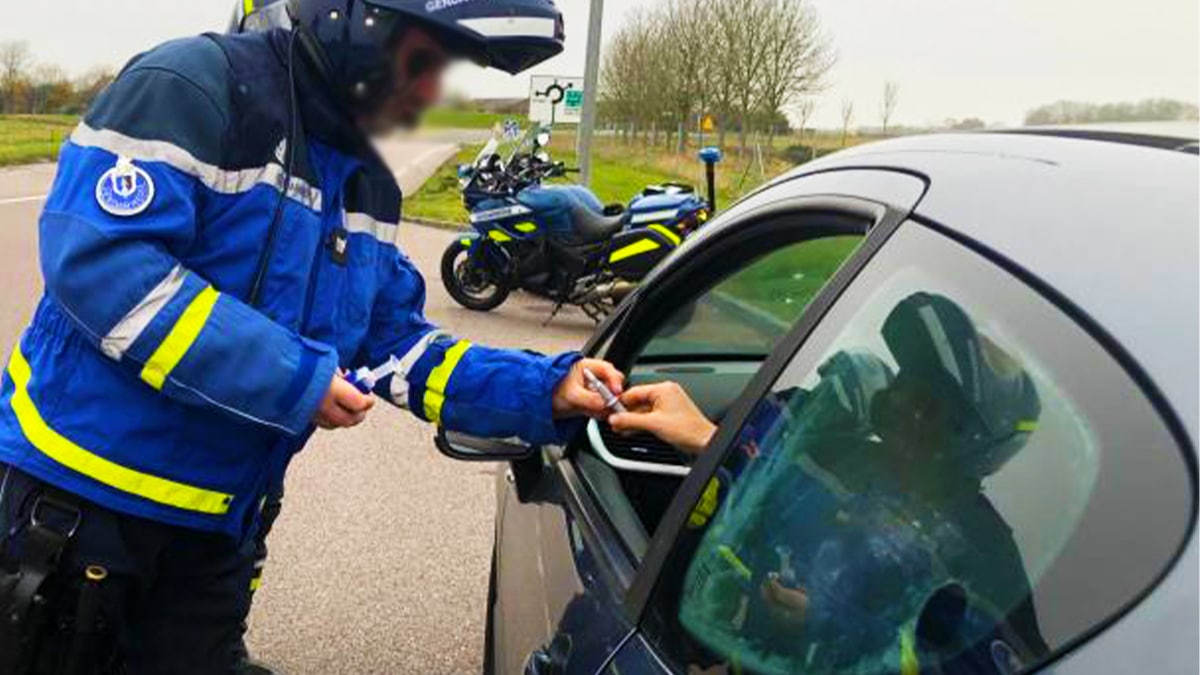 De nombreux automobilistes font cette infraction, pourtant l’amende est de 135 € et 3 points en moins