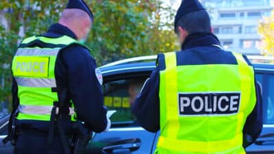 De nombreux automobilistes le font sur les routes, pourtant l’amende est salée