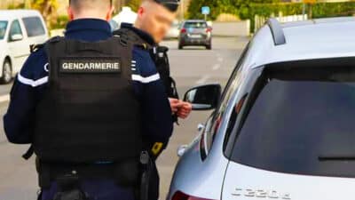 De nombreux automobilistes se garent de cette façon, pourtant l’amende est de 135 €