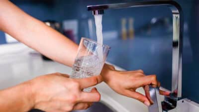 Eau du robinet contaminée : l’UFC-Que Choisir dénonce la présence de polluants éternels dans cette métropole