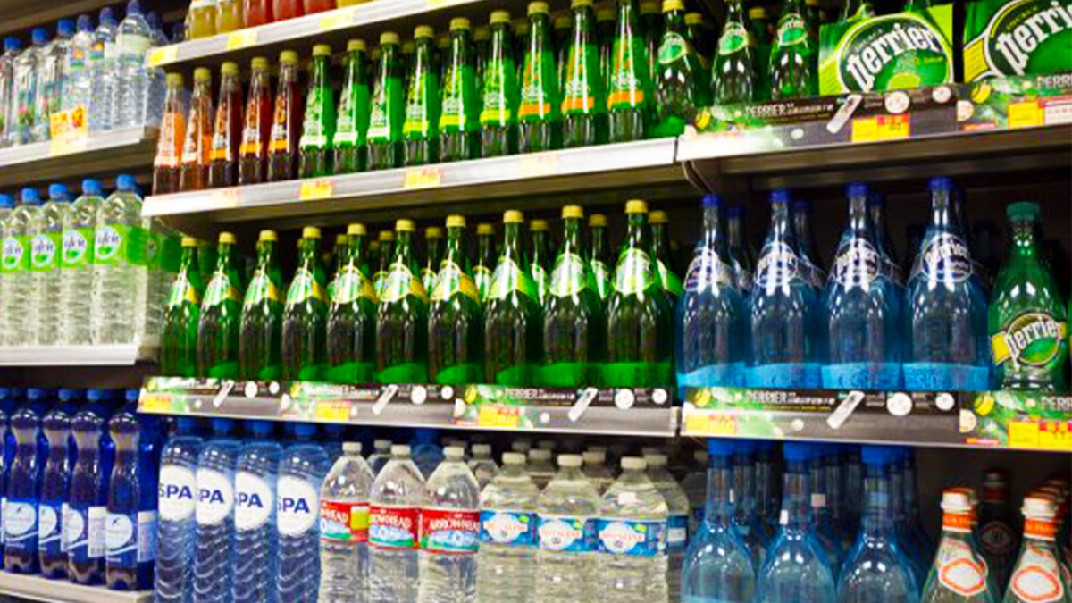 Énorme scandale : ces eaux en bouteille très consommées en France sont traitées illégalement