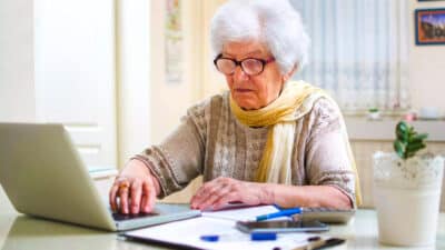 Épargne des seniors : les 5 erreurs à bannir impérativement pour protéger votre argent