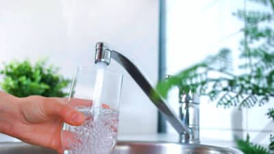 L’eau du robinet contaminée par un gaz cancérogène : des centaines de milliers de Français touchés