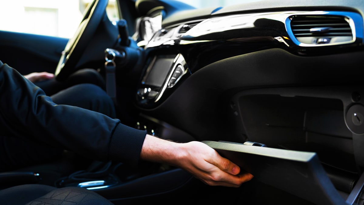 Les automobilistes qui laissent cet objet dans leur boîte à gants encourent un très grave danger