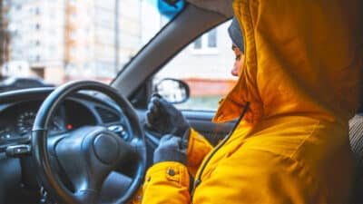 Que risquent les automobilistes qui conduisent avec une doudoune, des gants ou un bonnet en hiver ?