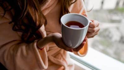 Adieu le rhume : l’infusion magique pour en finir avec la toux et vous aider à dormir comme un bébé